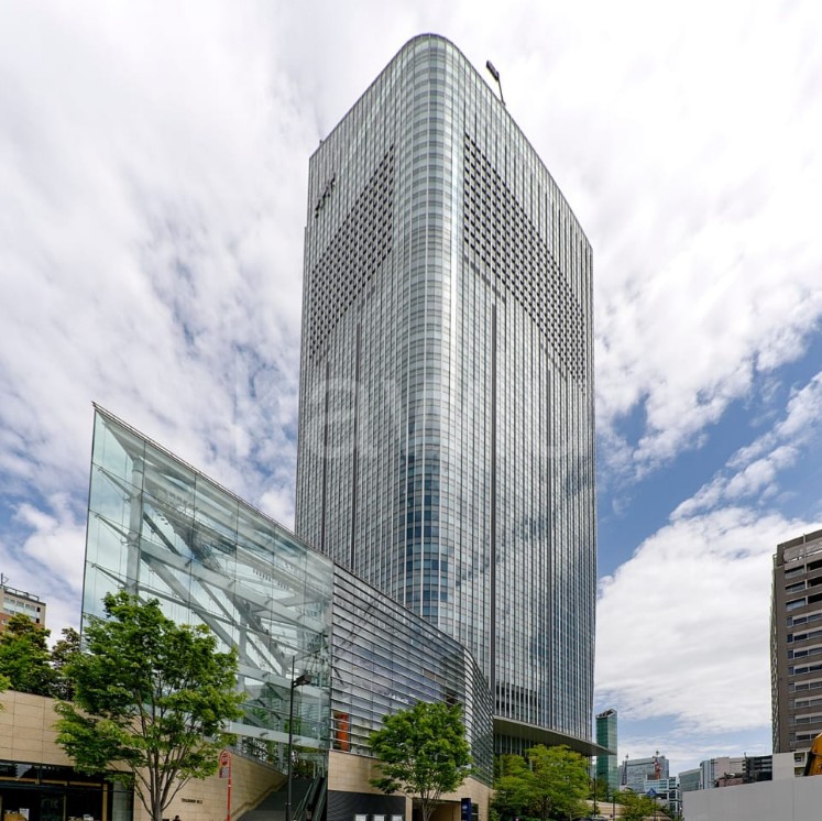 회색 계열의 색으로 이루어진 일본 고급 아파트 사진