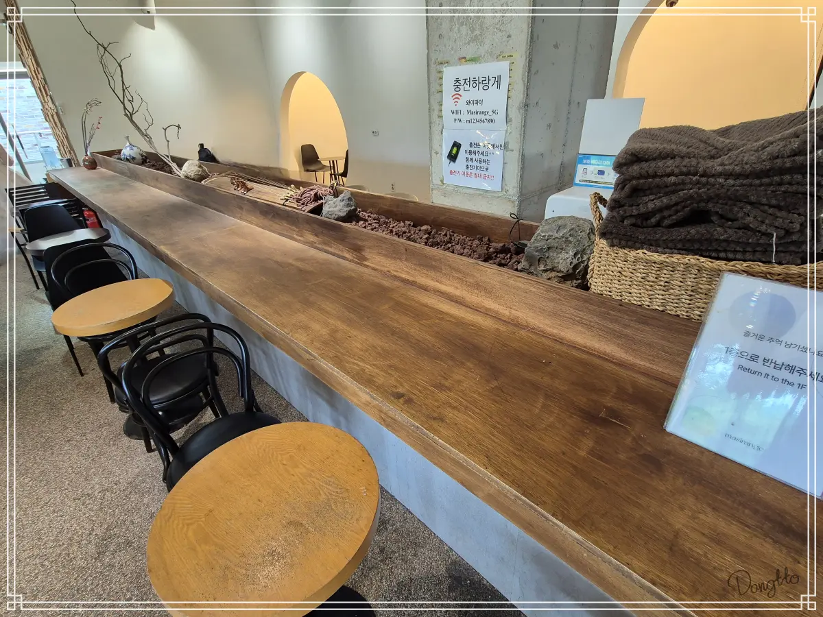 전라도-전주-커플-여행-카페-테이블-좌석