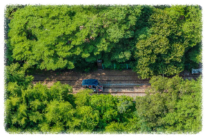 폐역이 된 문경역 철길 위로 시원하게 달리는 자전거