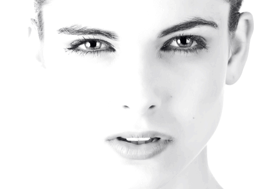 피부가 깨끗한 아름다운 백인 여성의 얼굴 정면을 찍은 사진으로 눈이 매우 그윽하다.