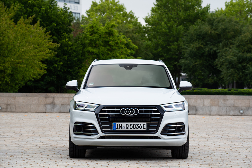 아우디 Q5 TFSI e 전면