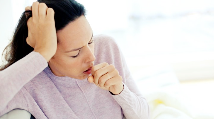 기침하는-외국인