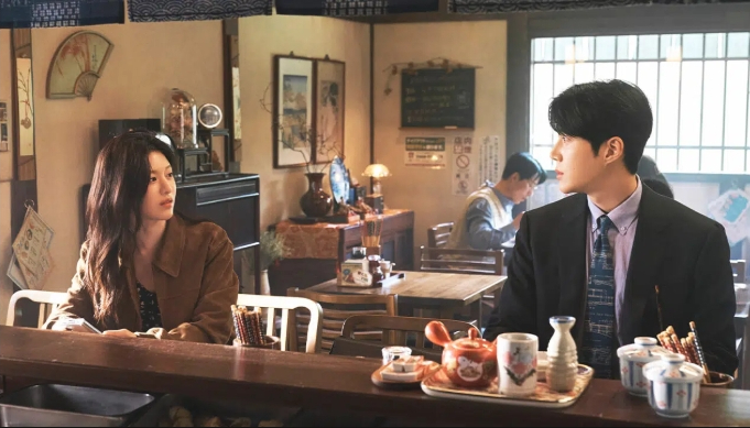 Cha Mu-hee and Joo Ho-jin sitting at a traditional Japanese cafe