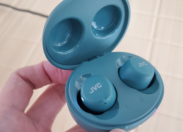 JVC 블루투스 이어폰 충전중