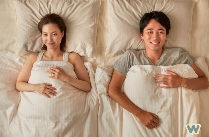 편안하게 잠들어 있는 여성의 모습, 흰색 침구와 베개에서 숙면을 취하고 있는 장면 via canva