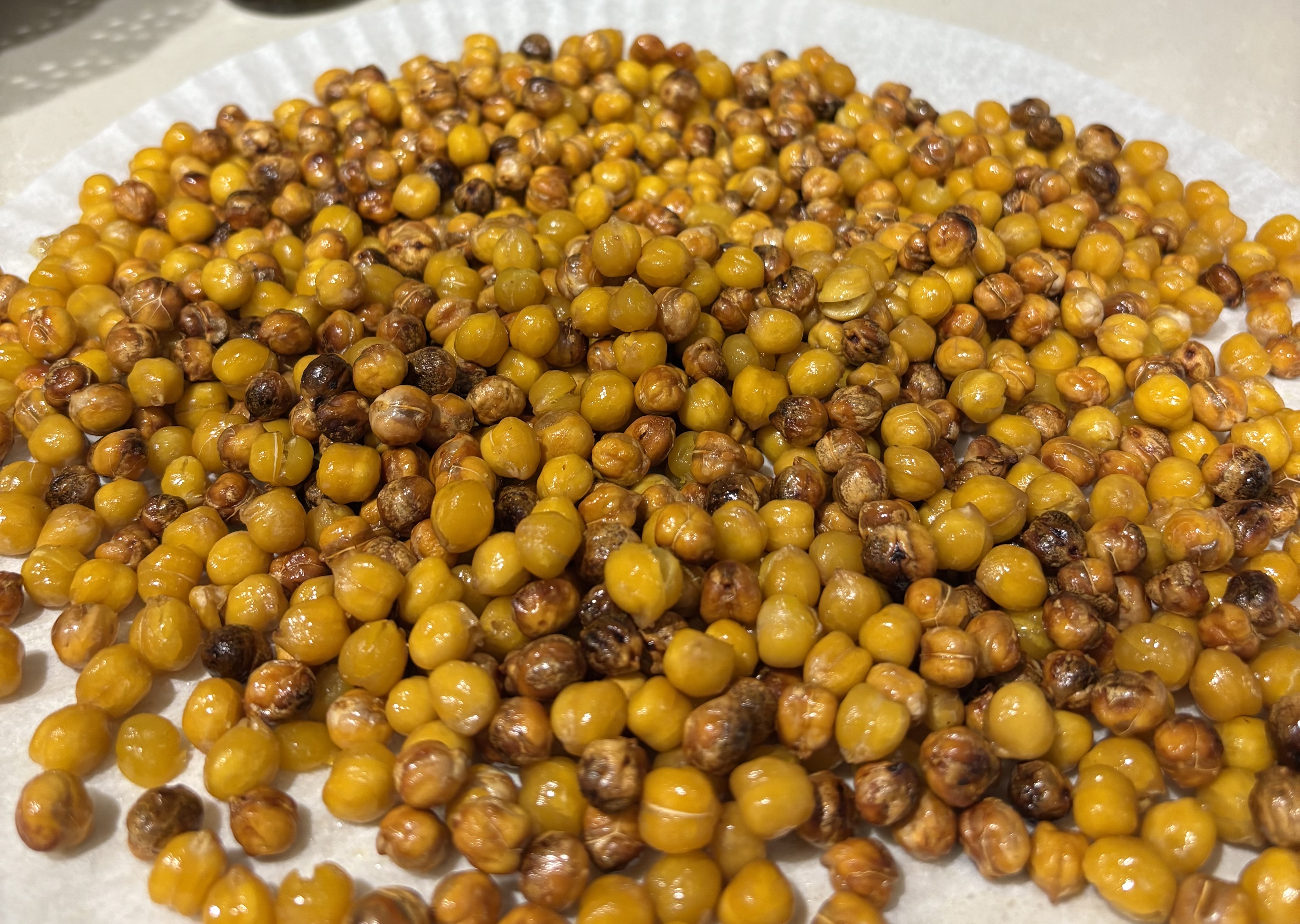 바삭하게 구워진 병아리콩