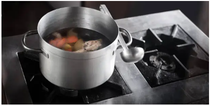 국물 맛의 핵심: 육수 우려내는 기술