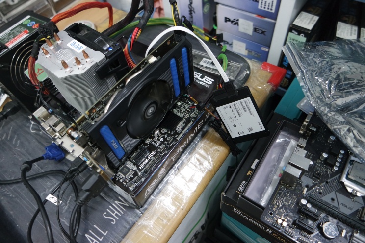 SSD도 붙여서 윈도우 로딩 과정을 확인합니다.