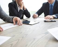 조건표가 적힌 협상 테이블 위 서류