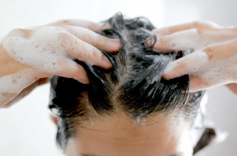머리를 감는다.
