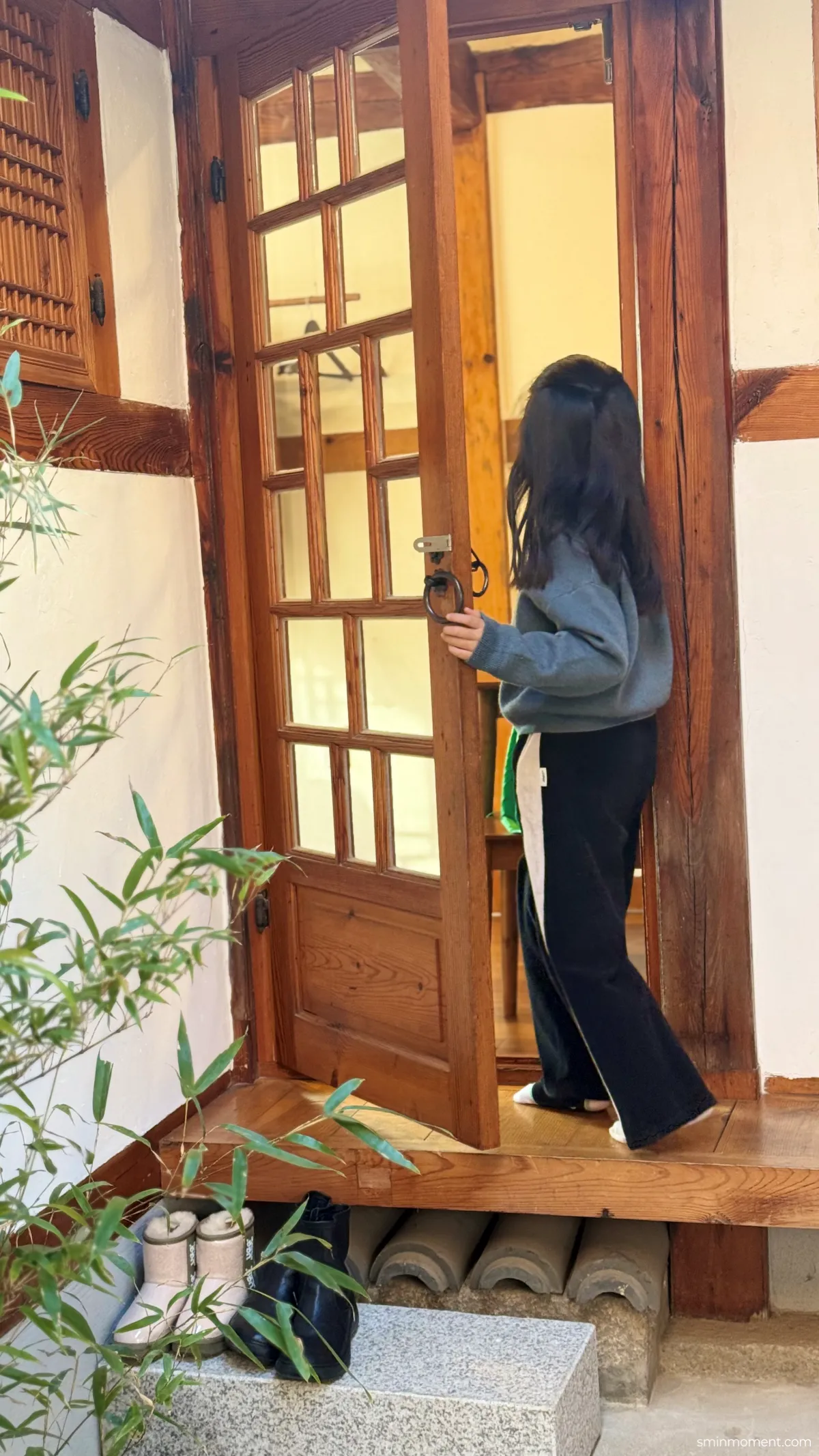 북촌한옥마을-전통한옥-만월정-백년역사-문-열기-뒷모습