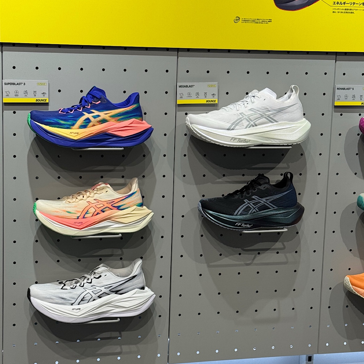 도쿄역에 위치한 아식스 매장에서 판매하고 있는 러닝화 이미지 (SUPERBLAST 3, MEGABLAST)
