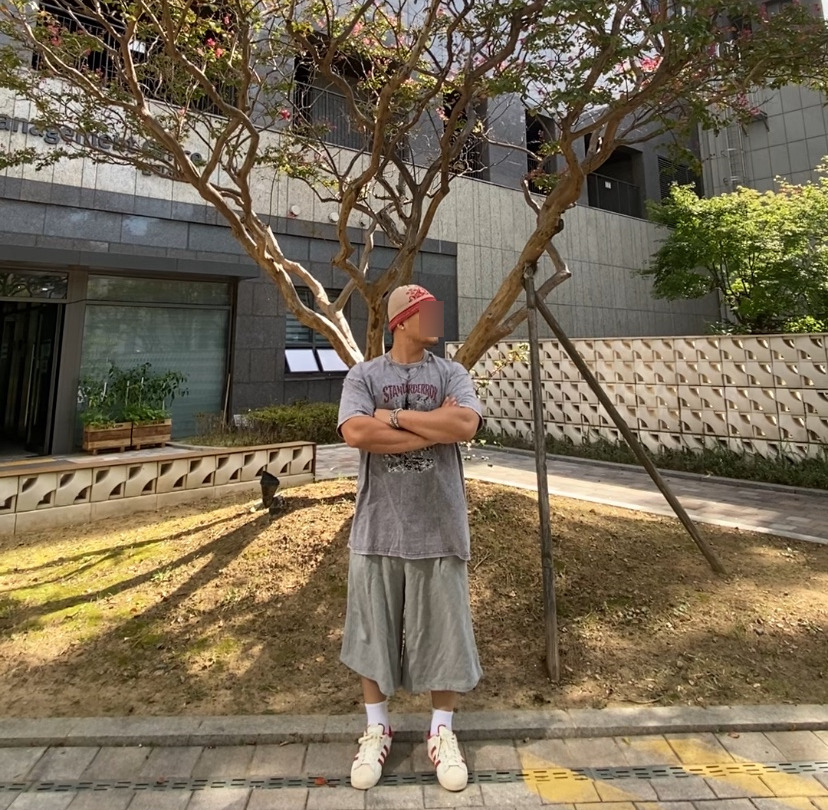 데일리룩('26. 9. 20.)오가프 노르딕패턴 자카드 울 니트 비니, 스탠다드에러 피그먼트 티셔츠, 무신사스탠다드 와이드 버뮤다 팬츠, 갓디스 삭스, 아디다스 슈퍼스타 82레드