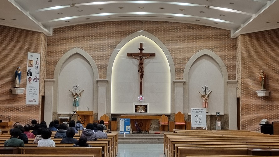 서울 난곡동성당 성전 안 제대, 제단, 십자고상, 감실, 성모상, 성 요셉 성인 상 사진