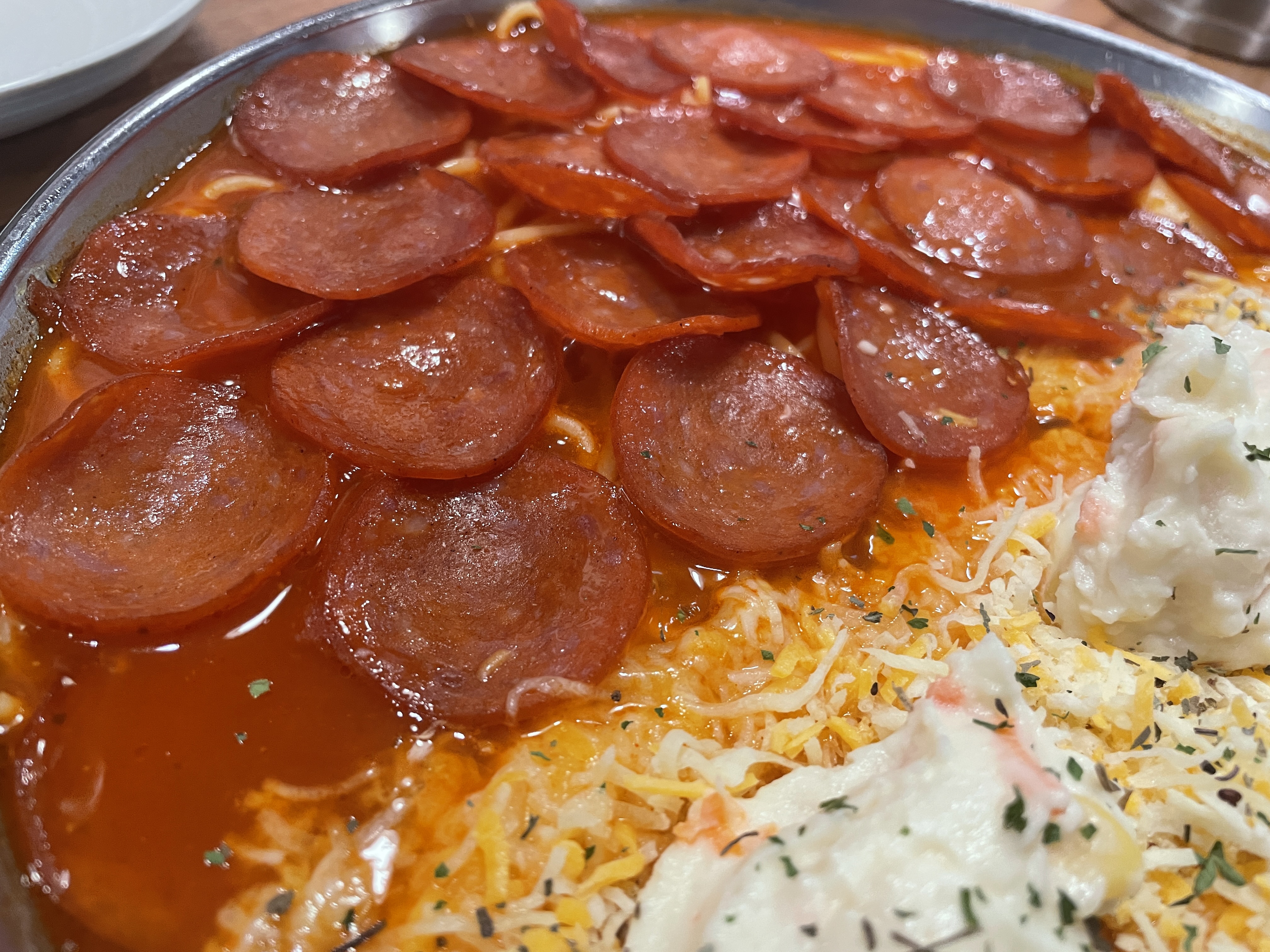 피자로니 위에 가득 담긴 페페로니