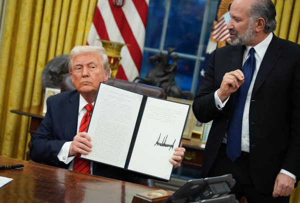 출처: 구글. 관세부과 행정명령 서명하는 트럼프 대통령