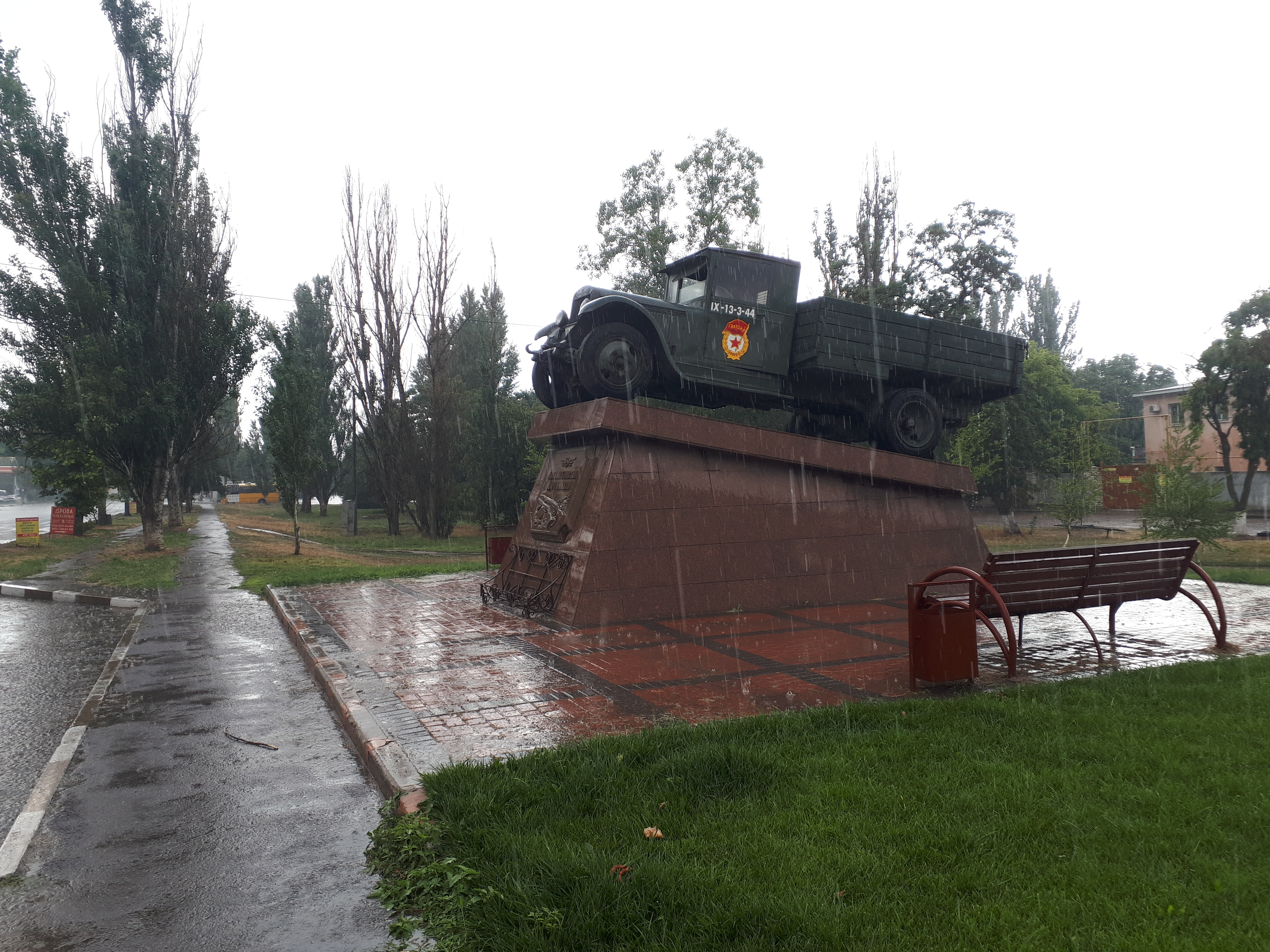 우크라이나 헤르손 초입 트럭