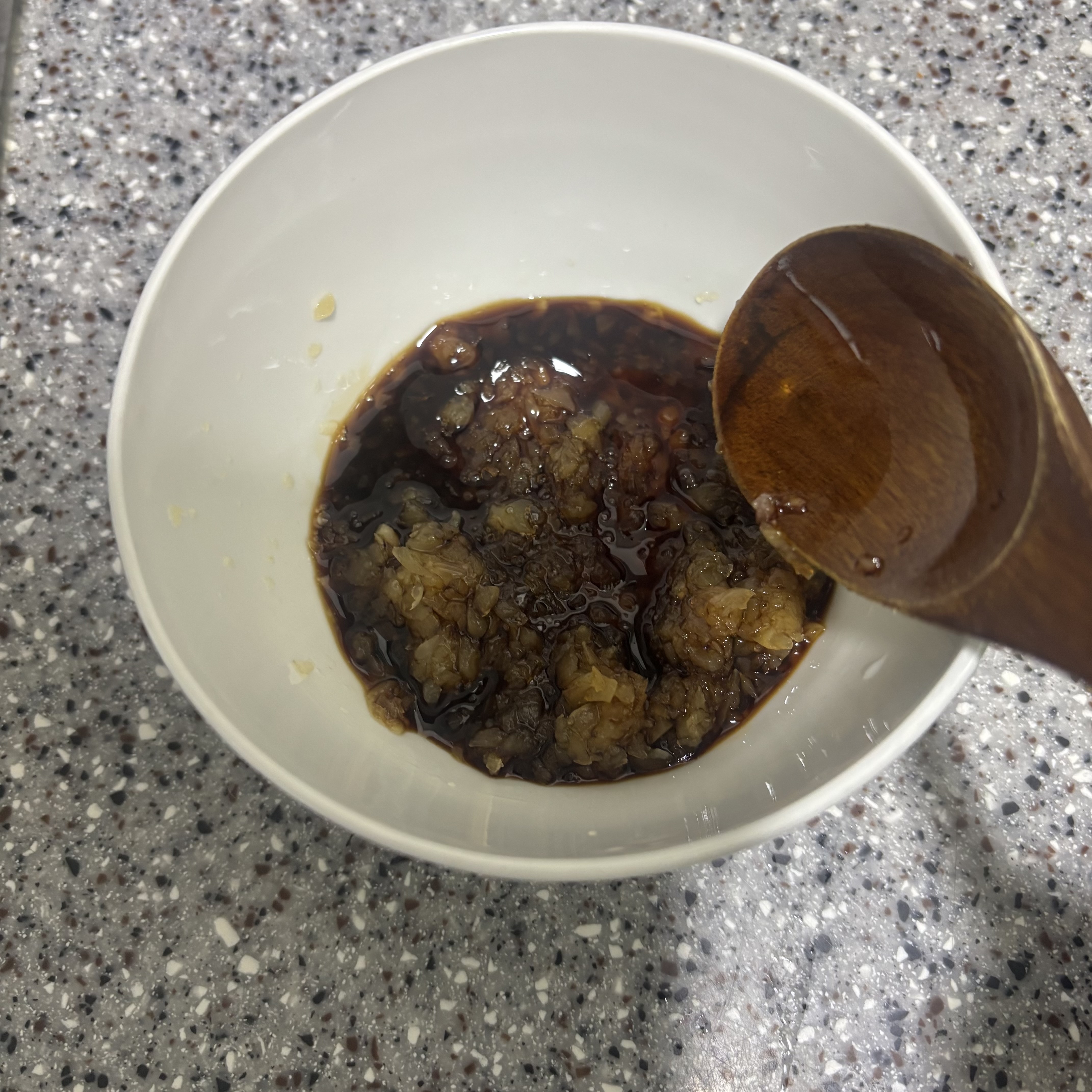 2. 전분 빼는 동안 소스를 준비합니다.