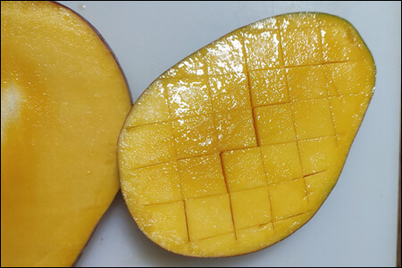 망고 과육에 칼집내기