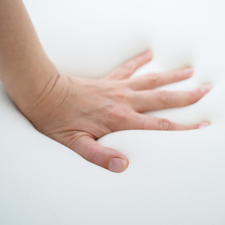 메모리폼 손으로 누르는 이미지