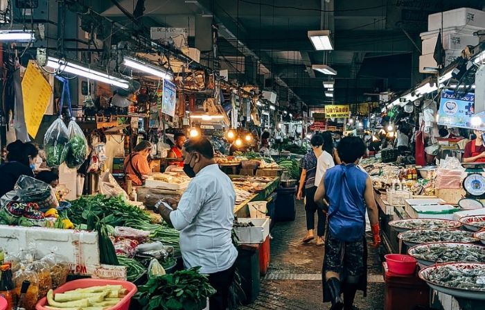 전통시장 내부 모습, 신선 식재료를 판매하는 소상공인과 손님들