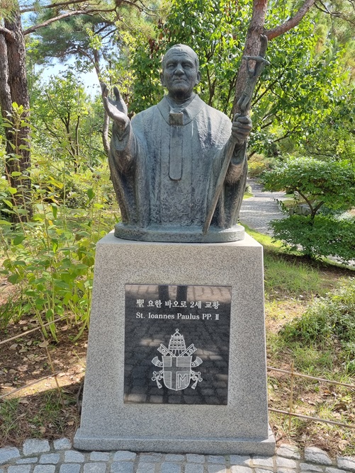 서울 절두산성지에 있는 성 요한 바오로 2세 교황 흉상입니다.