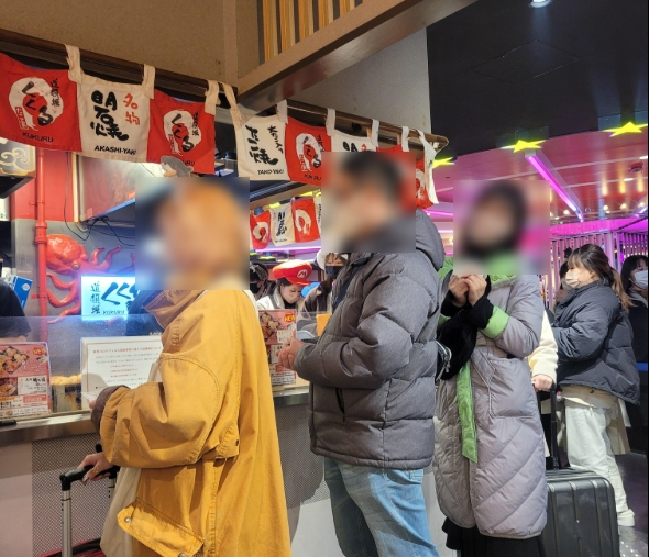 주문을 위해 북적이는 사람들