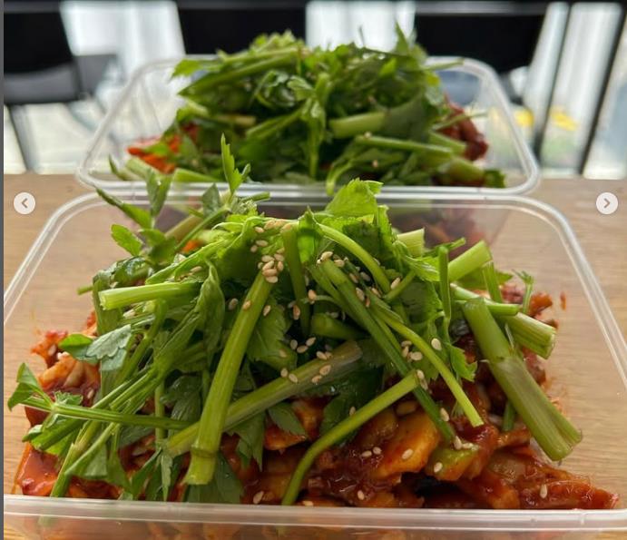 포장용기에 담은 오늘N 쭈꾸미미나리초무침