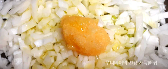 자른양파와-마늘-올리브유를-넣은-모습