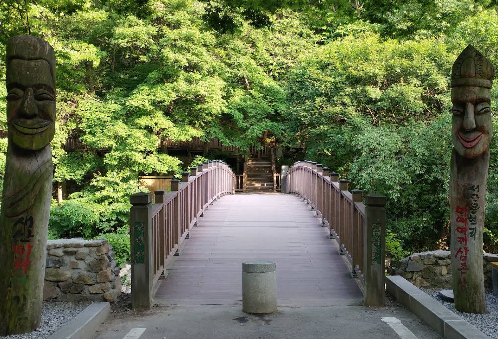 서산 용현리 마애여래삼존상