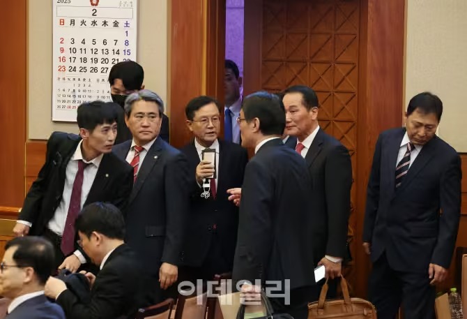 윤석열 대통령의 첫 형사재판 출석 그 현장을 파헤치다