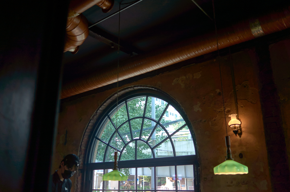 몽탄 夢炭 실내의 커다란 창