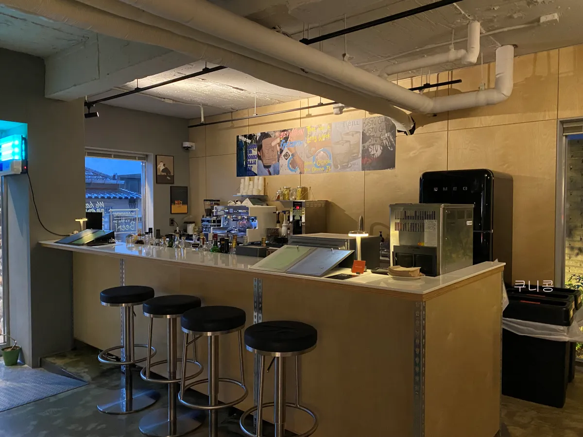 강릉역-근처-뚜벅이-여행-감성-숙소-추천-마커스호스텔-카페이용후기