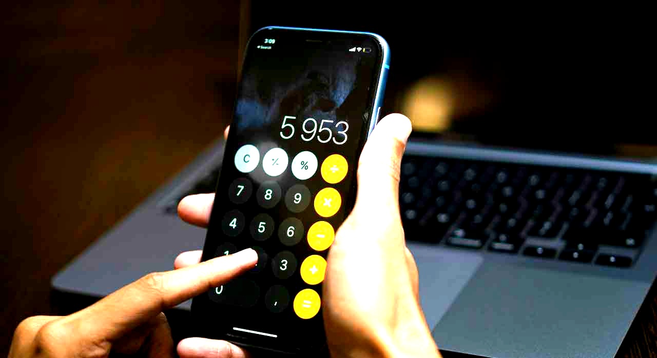 스마트폰으로 계산을 하는 모습이다. [ⓒPexels &lsquo;Edge Training&lsquo;]