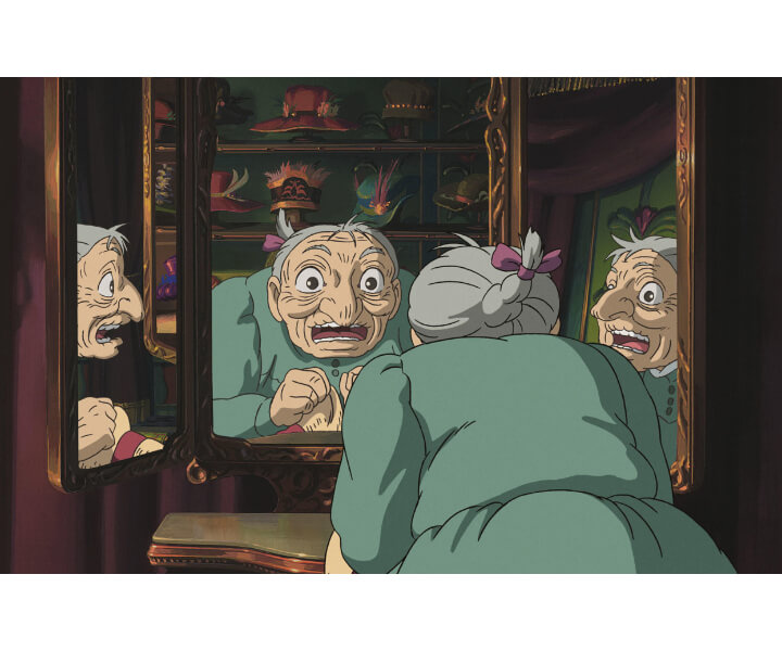 노인이-된-소피가-거울을-보며-자신의-모습에-놀라고-있다-Sophie-is-looking-at-the-mirror-and-shocked-by-her-old-face