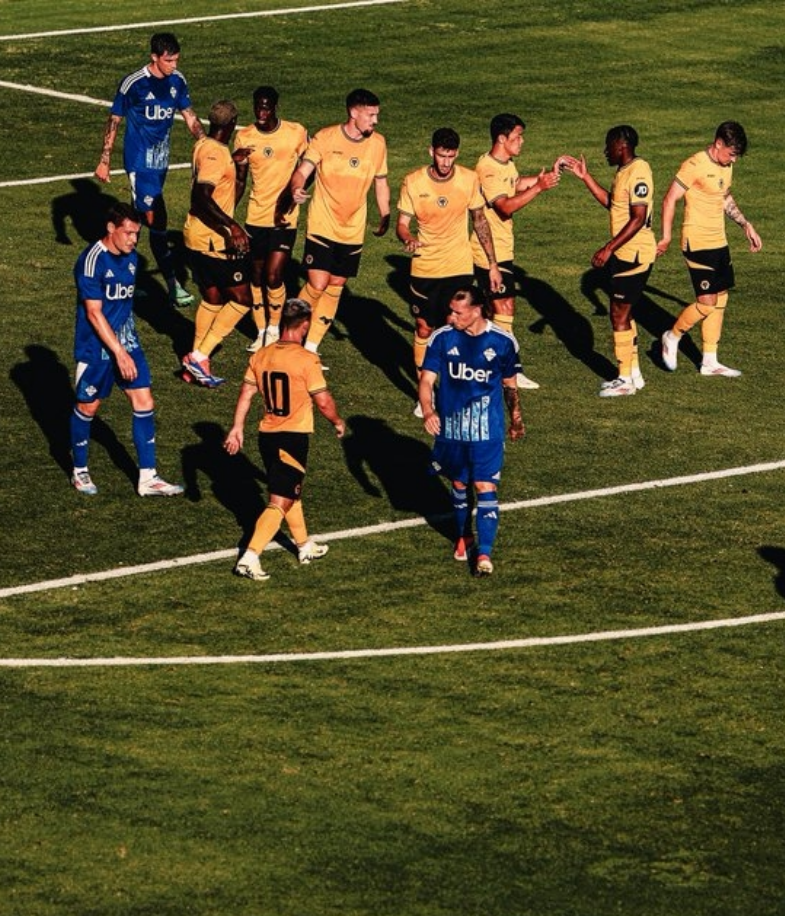 울버햄프턴과 코모 친선경기 중 코모의 수비수에게 인종차별 발언을 들은 황희찬.