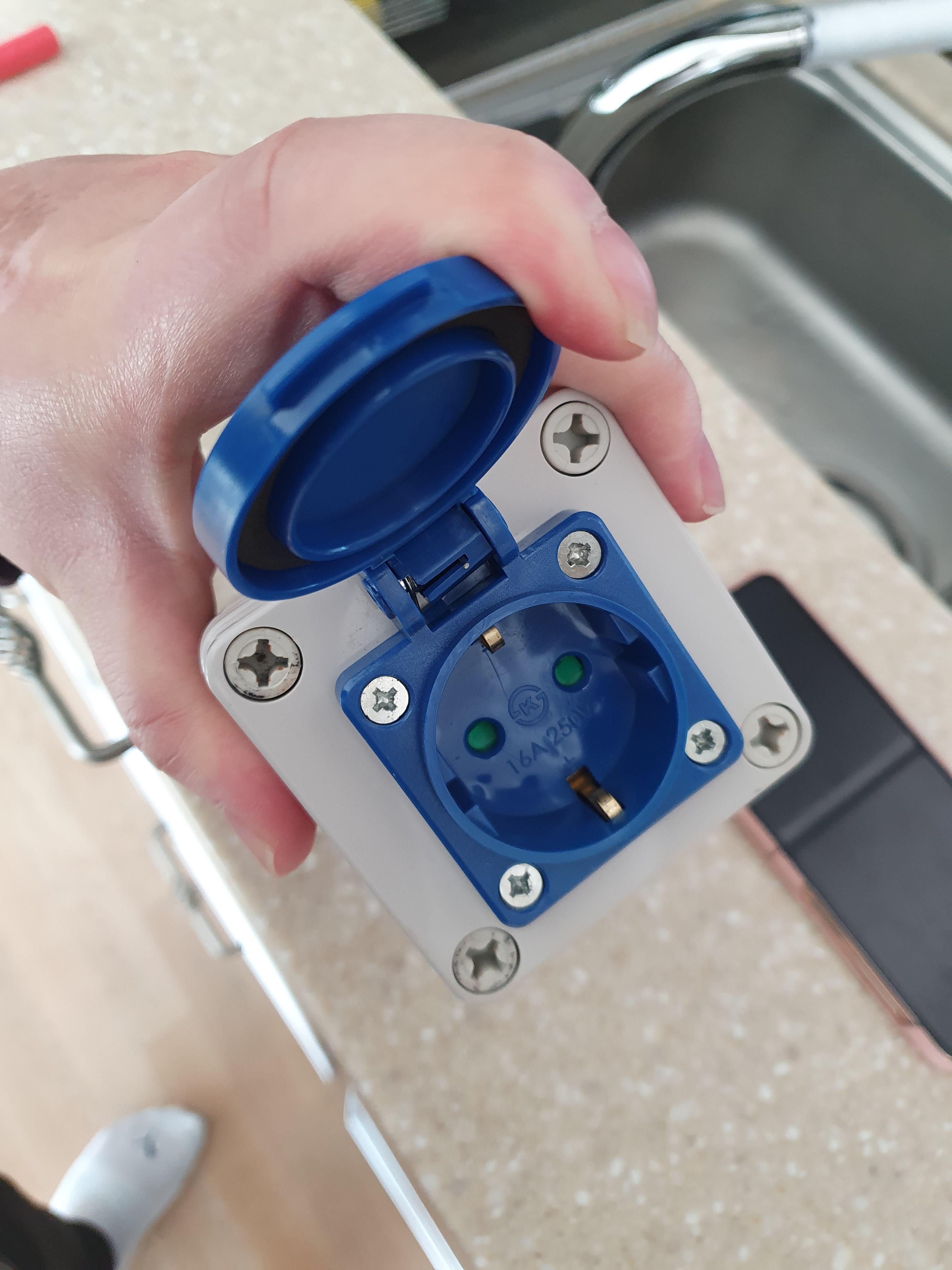 트위지 전기차 오너들이 전부 사용하는 이군젠더의 220v 플러그를 꽂을수 있는 콘센트