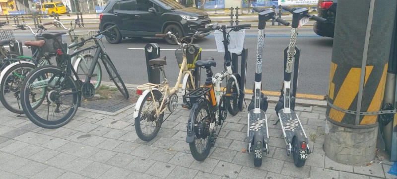 개인형 이동장치를 이용할 때 무면허 또는 교통법규를 위반하여 사고가 발생하면, 건강보험 혜택 없이 치료비를 스스로 부담해야 한다.