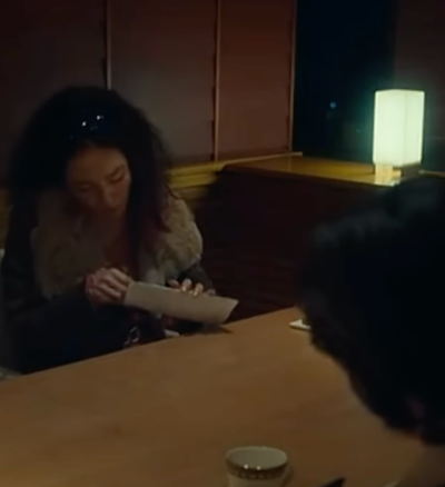 촌지 받는 장면