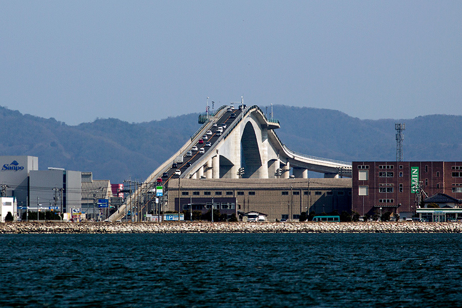 엄청난 경사의 에시마&nbsp;오하시&nbsp;교량은 실제로 무서울까? VIDEO: Japan's 'roller coaster' bridge: Eshima Ohashi Bridge