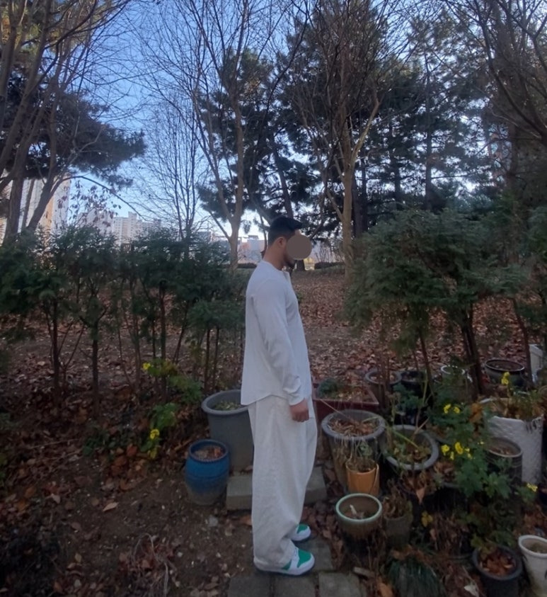 데일리룩('25. 12. 1.)유니클로 와플 헨리넥 티셔츠 화이트, 무신사스탠다드 데님 와이드 벌룬 팬츠 크림, 나이키 덩크 하이 레트로 DV0829-300(스타디움 그린/화이트)