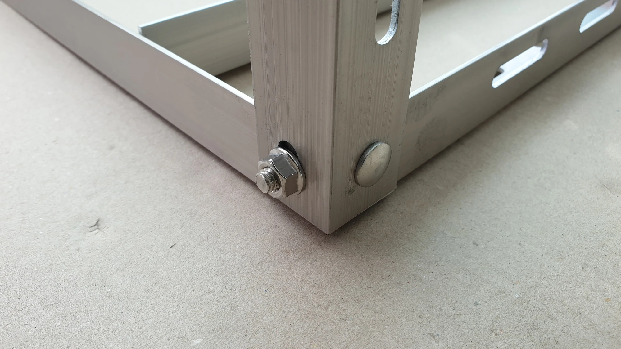 실외기 거치대 너트 방향