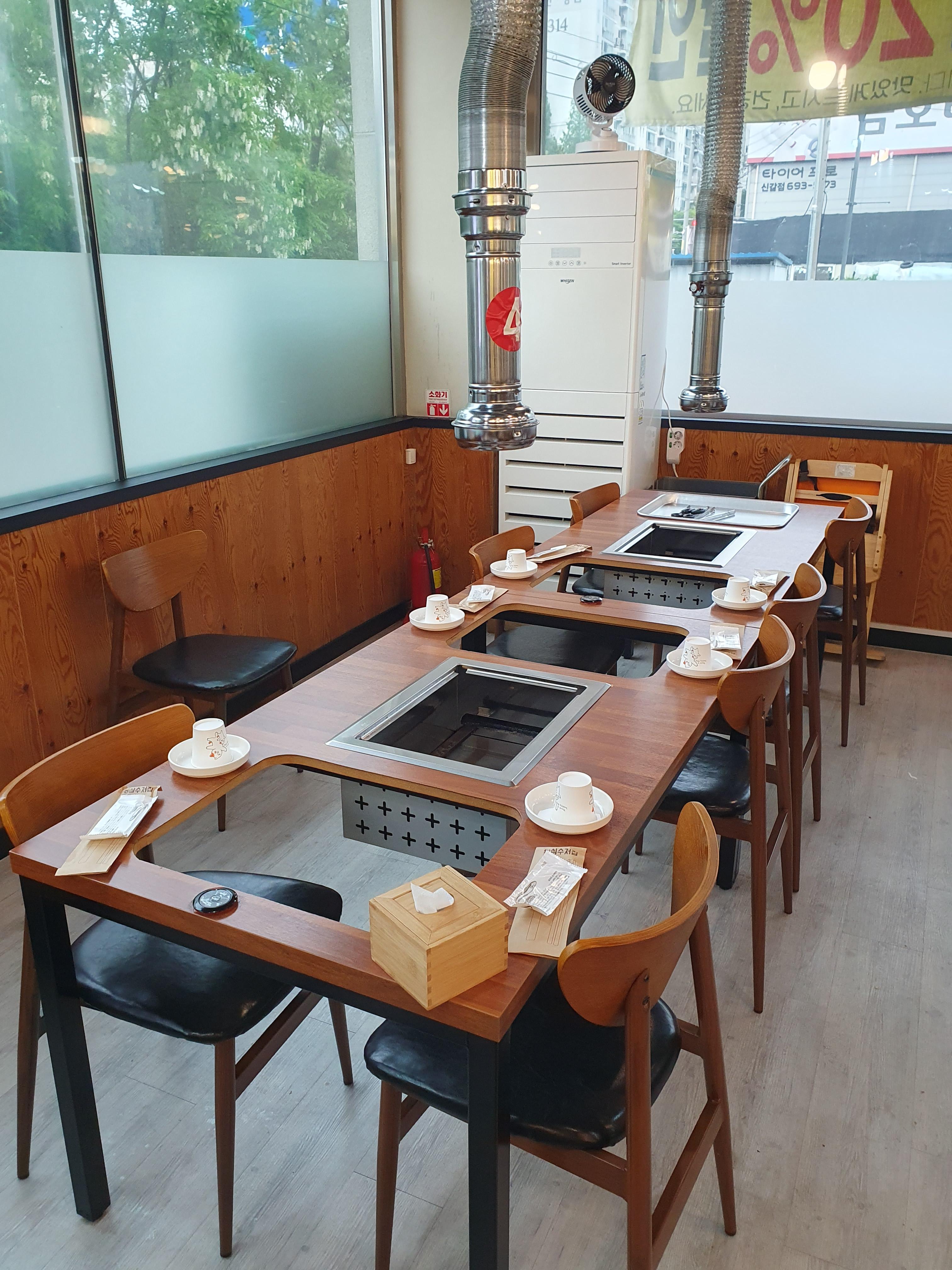 용인 황실 민물장어 매장 테이블 사진