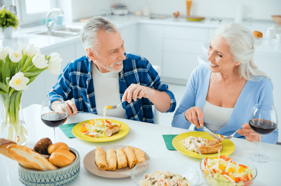 즐겁게 식사하는 노부부