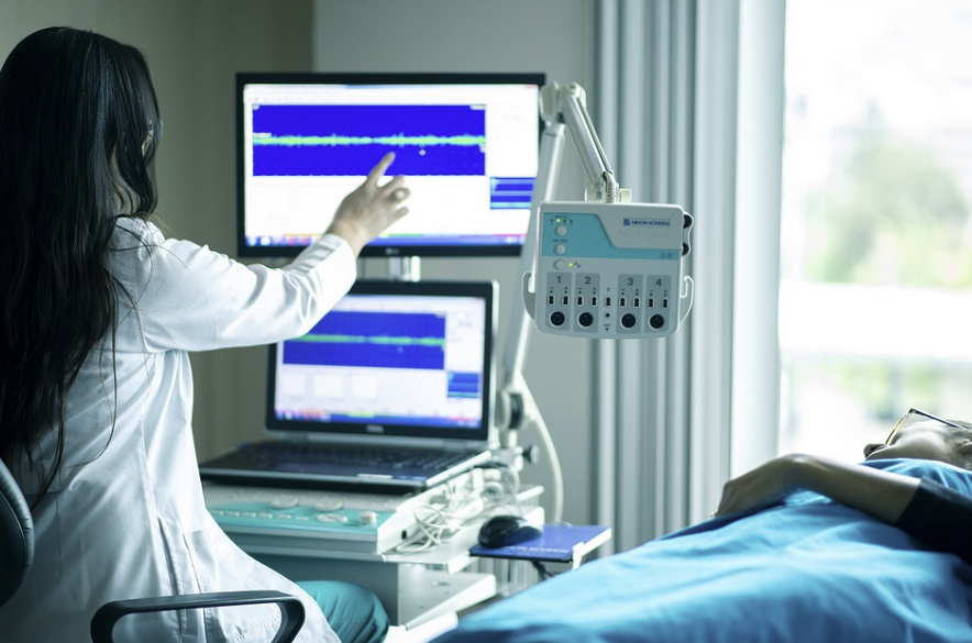 GE 헬스케어 기업의 핵심 사업인 의료 장비 이미지