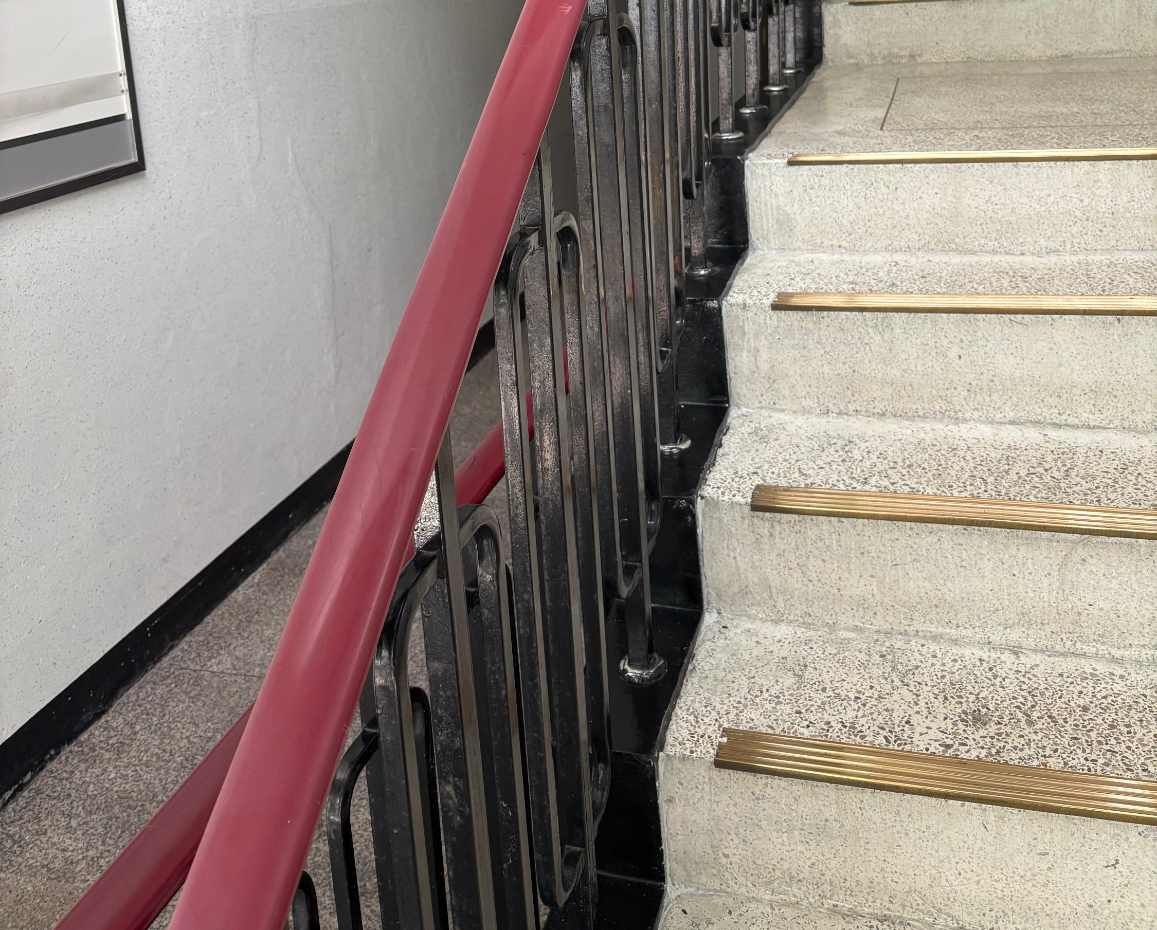 오후 업무 효율을 높여줄 회사 계단