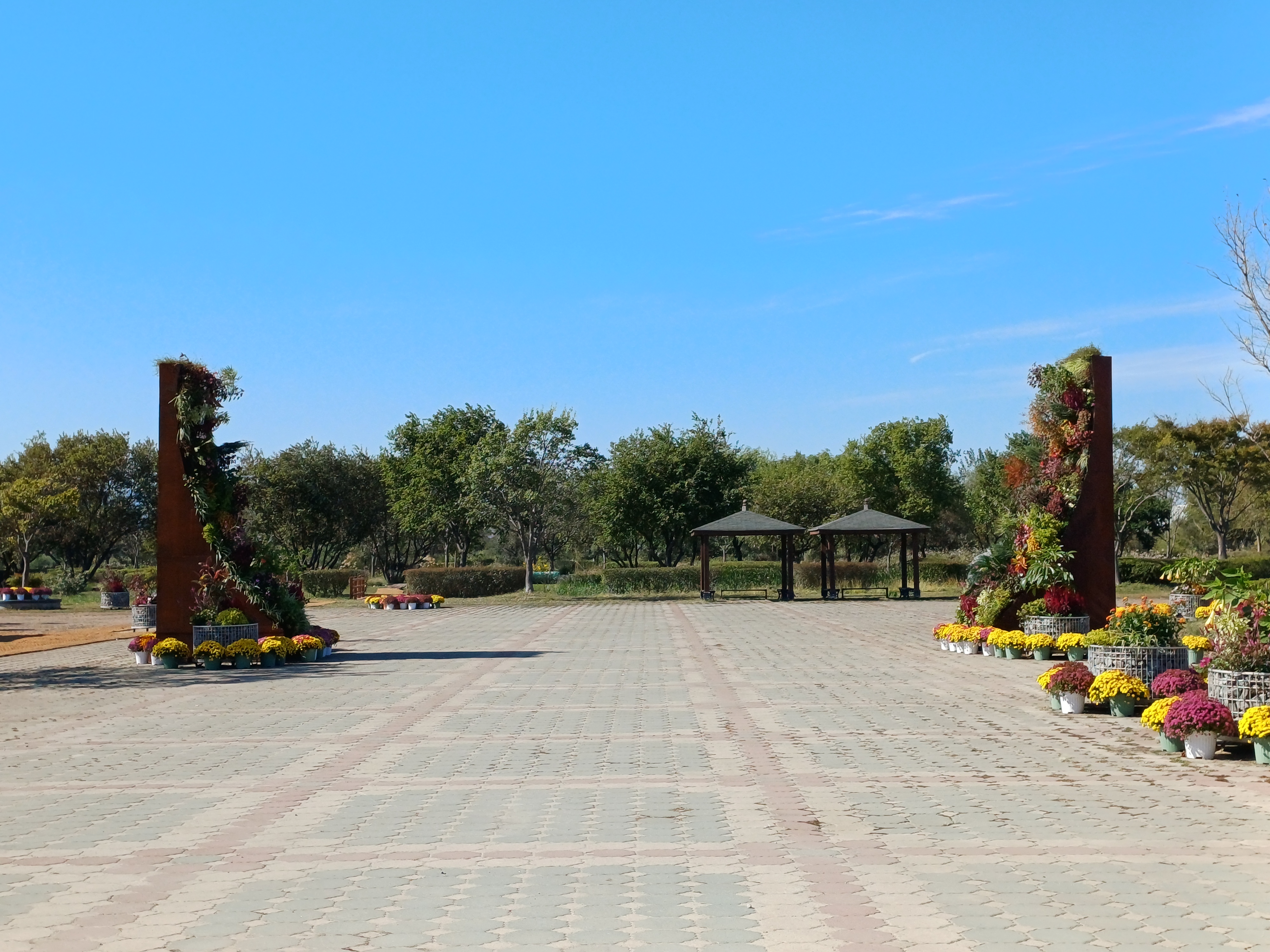 a big gate that represents the show
