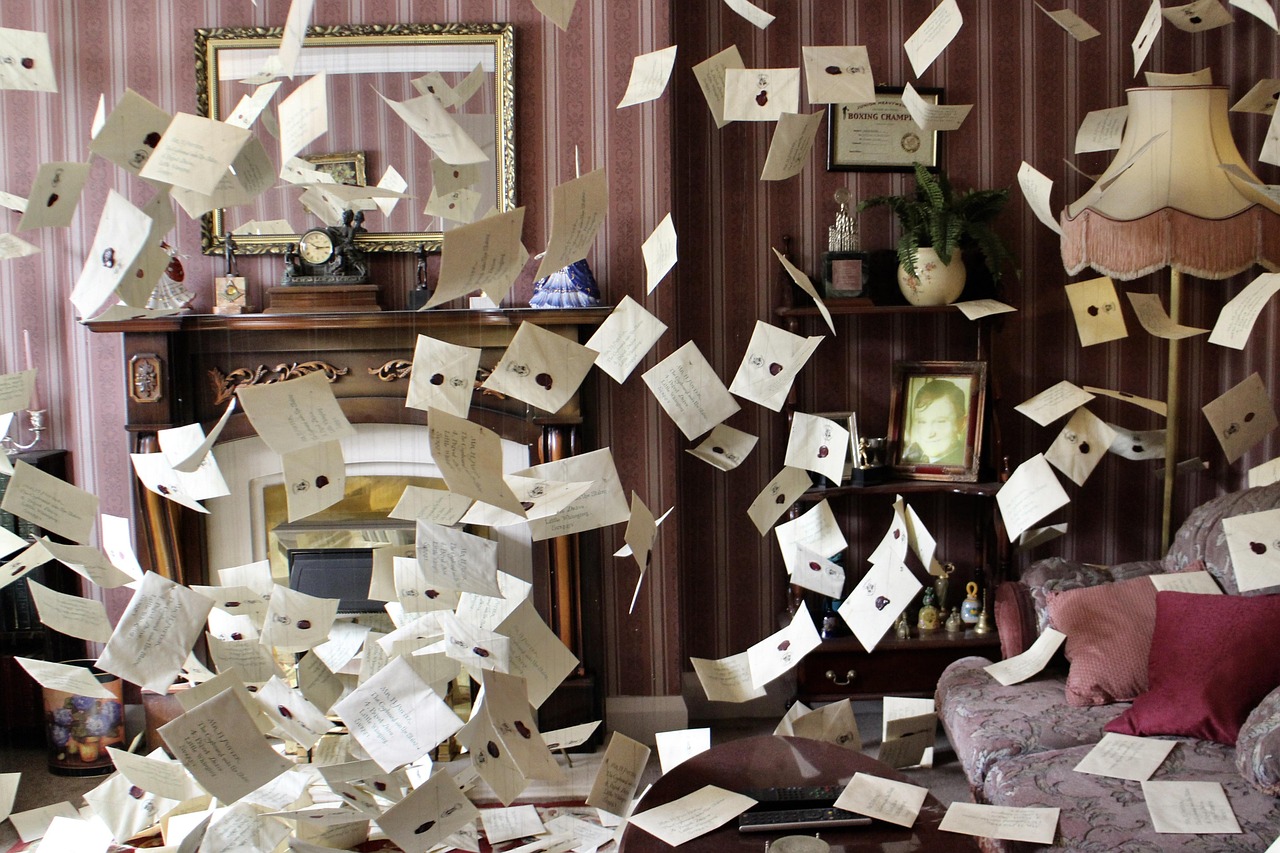 방안에서 종이가 휘날리는 사진