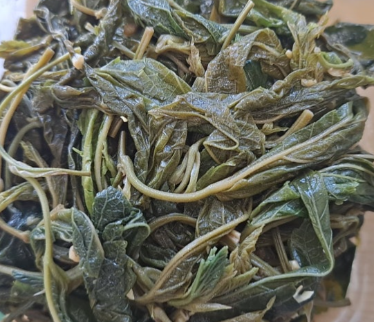 들기름, 다진 마늘, 국간장 (또는 소금), 참깨를 넣고 조물조물 무쳐