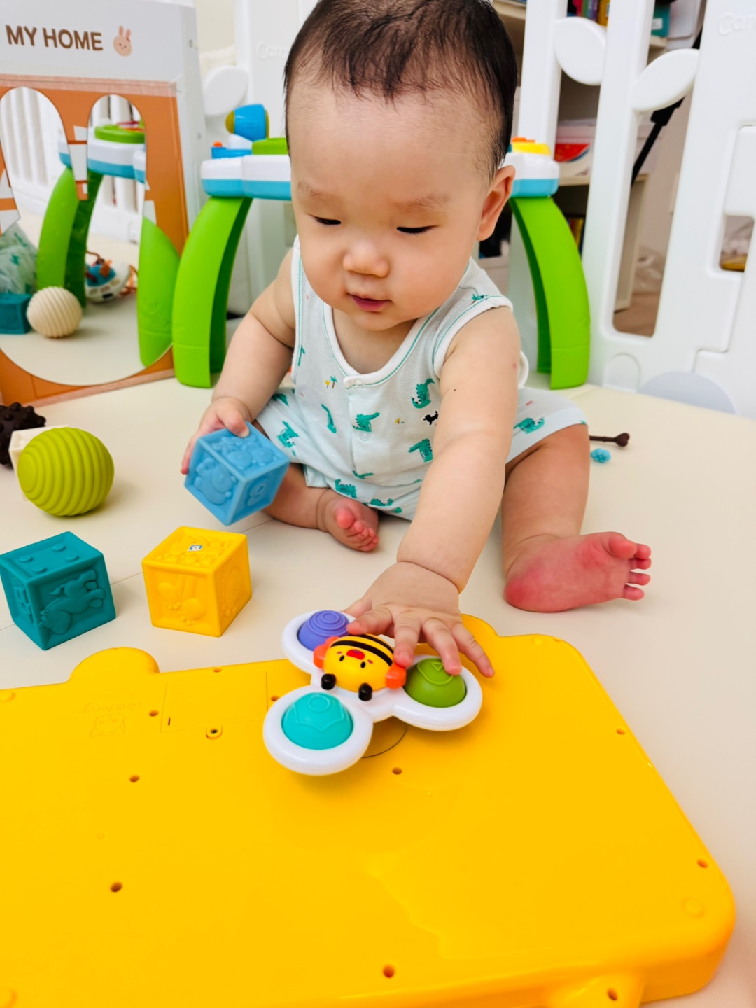 블럭을 손에 들고 스피너를 탐색하는 찬솔이